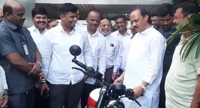 "...अरे मग मैत्रीण कुठे बसणार?", अजित पवारांचा 'तो' प्रश्न ऐकताच उपस्थितांमध्ये पिकला हशा