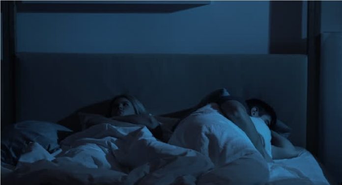 बॉयफ्रेंडचं घोरण ऐकून गर्लफ्रेंड वैतागली; त्याला धडा शिकवण्यासाठी ऑडिओ रेकॉर्ड केला पण झाली मालामाल 