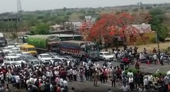 भरधाव ट्रकने बाईकला उडवलं... आई वडिलांसह मुलीचा दुर्देवी मृत्यू