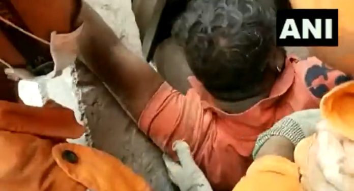 भिवंडीत इमारत कोसळून तब्बल 18 तास खाली गाडला गेला; बाहेर येताच धायमोकळून रडू लागला; पाहा VIDEO 