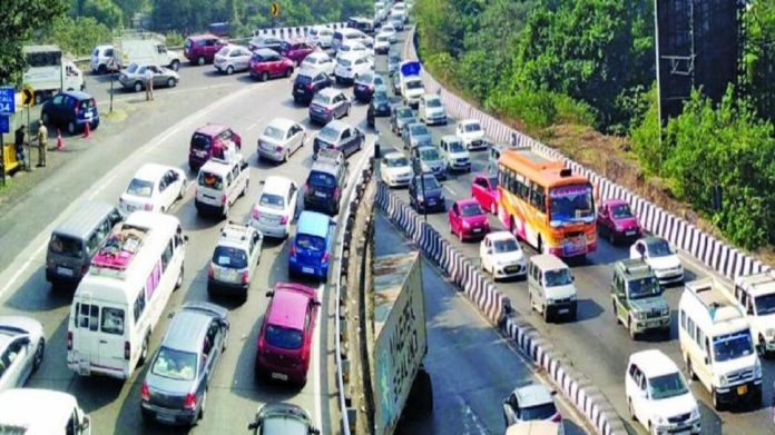 मुंबई - पुणे एक्स्प्रेस वे आणि मुंबई गोवा महामार्गावर वाहतुकीची मोठी कोंडी