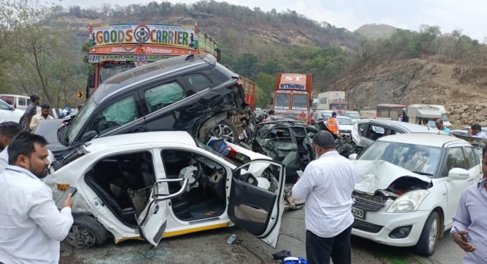 मुंबई पुणे एक्स्प्रेस वेवर भीषण अपघात; 7 ते 8 वाहने एकमेकांवर आदळली
