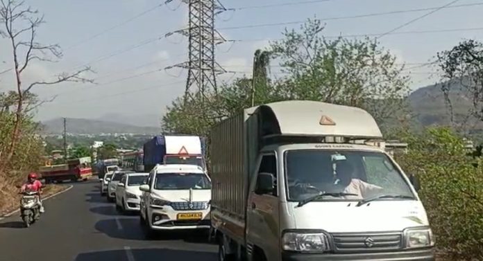 मुंबईबाहेर जात असाल तर थांबा! वाहतूक कोंडीतच अडकून दिवस जाईल; गाड्यांच्या लांबच लांब रांगा