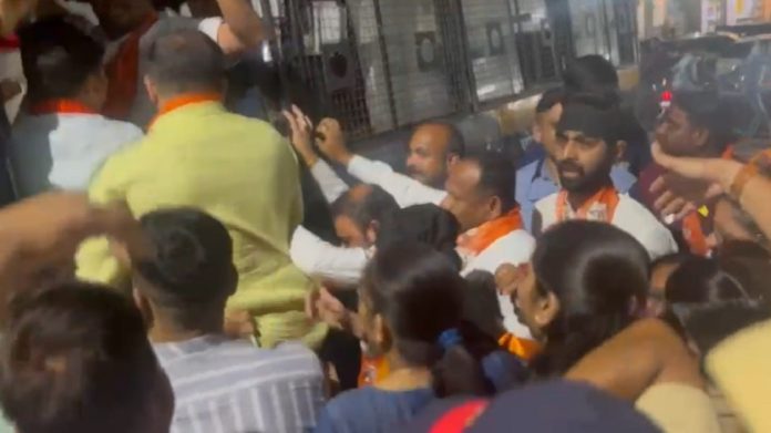 संजय राऊत यांना काळे झेंडे दाखवणाऱ्या गुलाबराव पाटील यांच्या कार्यकर्त्यांना पोलिसांनी घेतले ताब्यात