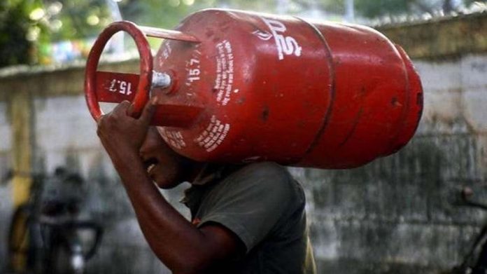 LPG Cylinder Price : घरगुती गॅस सिलिंडरच्या किमतीबाबत मोठी अपडेट, आता मोजावे लागणार एवढे रुपये! 