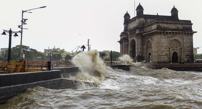 Maharashtra Weather Forecast : वादळी पावसाचा मारा, त्यात घामाच्या धारा.... हवामान विभागाकडून चित्रविचित्र बदलांचा इशारा 
