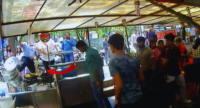 Pune News: पुण्यात अधिकाऱ्याची मुजोरी, लाथ मारून उडवला स्टॉल; पाहा धक्कादायक Video