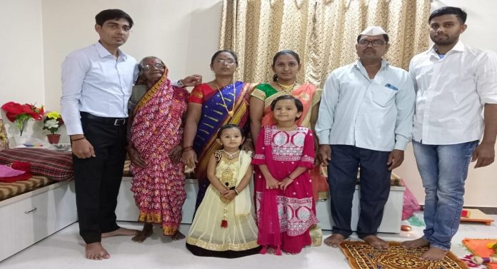 आई - बाबा! UPSC परीक्षेत बाजी मारणाऱ्या मराठमोठ्या तरुणाने दोन शब्दात दिले अवघड प्रश्नाचे उत्तर 