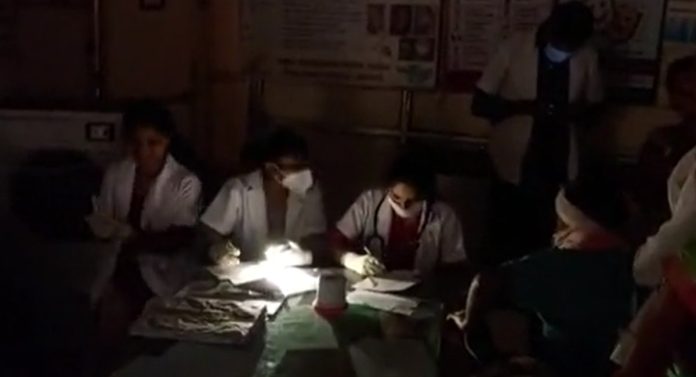 आरोग्यमंत्री तानाजी सावंत इकडे लक्ष द्या... जिल्हा रुग्णालयात मोबाईल टॉर्चवर करावे लागतायत उपचार 