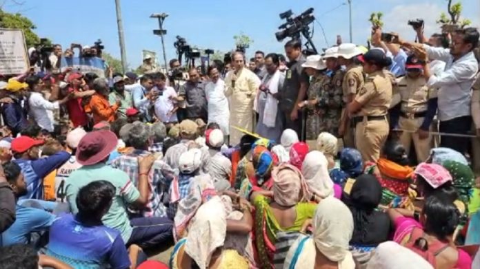 उद्धव ठाकरे कडाडले... 'बारसूत हुकूमशाही लादू नका, अन्यथा महाराष्ट्र पेटवून टाकू'