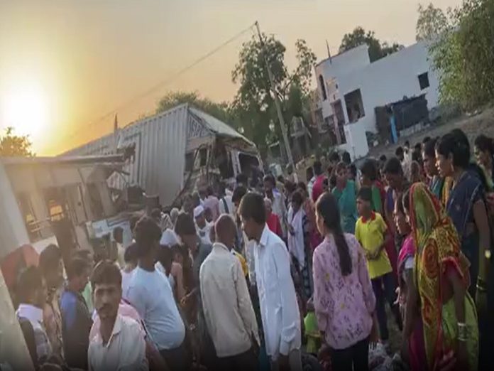 एसटी आणि कंटेनरचा भीषण अपघात, 5 जण ठार तर 15 प्रवासी जखमी