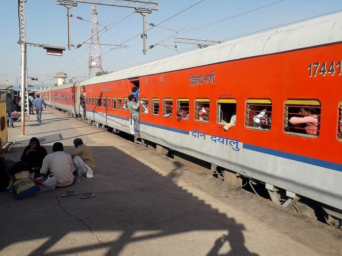 कोकणवायीसांसाठी आनंदाची बातमी; रेल्वे तिकिट मिळाले नसेल तर नो टेन्शन, गणपतीसाठी स्पेशल गाड्या