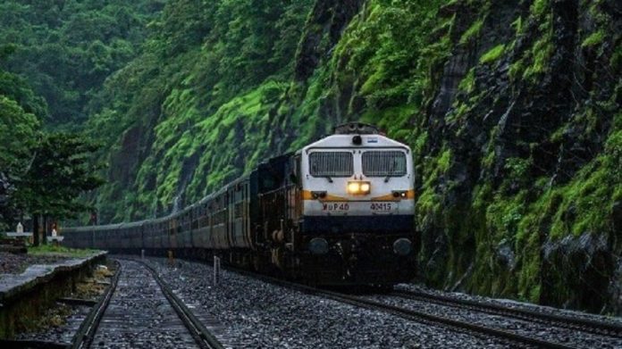 कोकणवासीयांसाठी आनंदाची बातमी, गर्दी टाळण्यासाठी रेल्वेने घेतला 'हा' महत्त्वाचा निर्णय