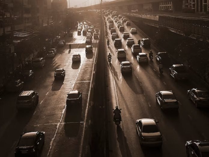 मुंबई - पुणे एक्स्प्रेस वेवर प्रचंड वाहतूक कोंडी, वाहतूक संथगतीने