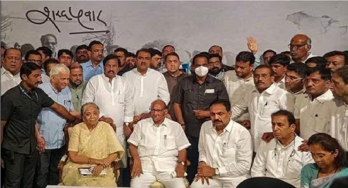 शरद पवार यांच्या राजीनामानाट्यावर ठाकरे गटाचा मोठा दावा; कोणाची केली पोलखोल?