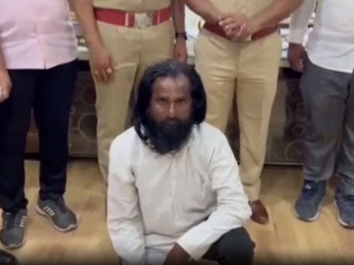मी देवऋषी आहे... भोंदूबाबाचा महिलेवर बलात्कार, तिच्याच कुटुंबीयांना होम- हवन करण्यास सांगितले title=